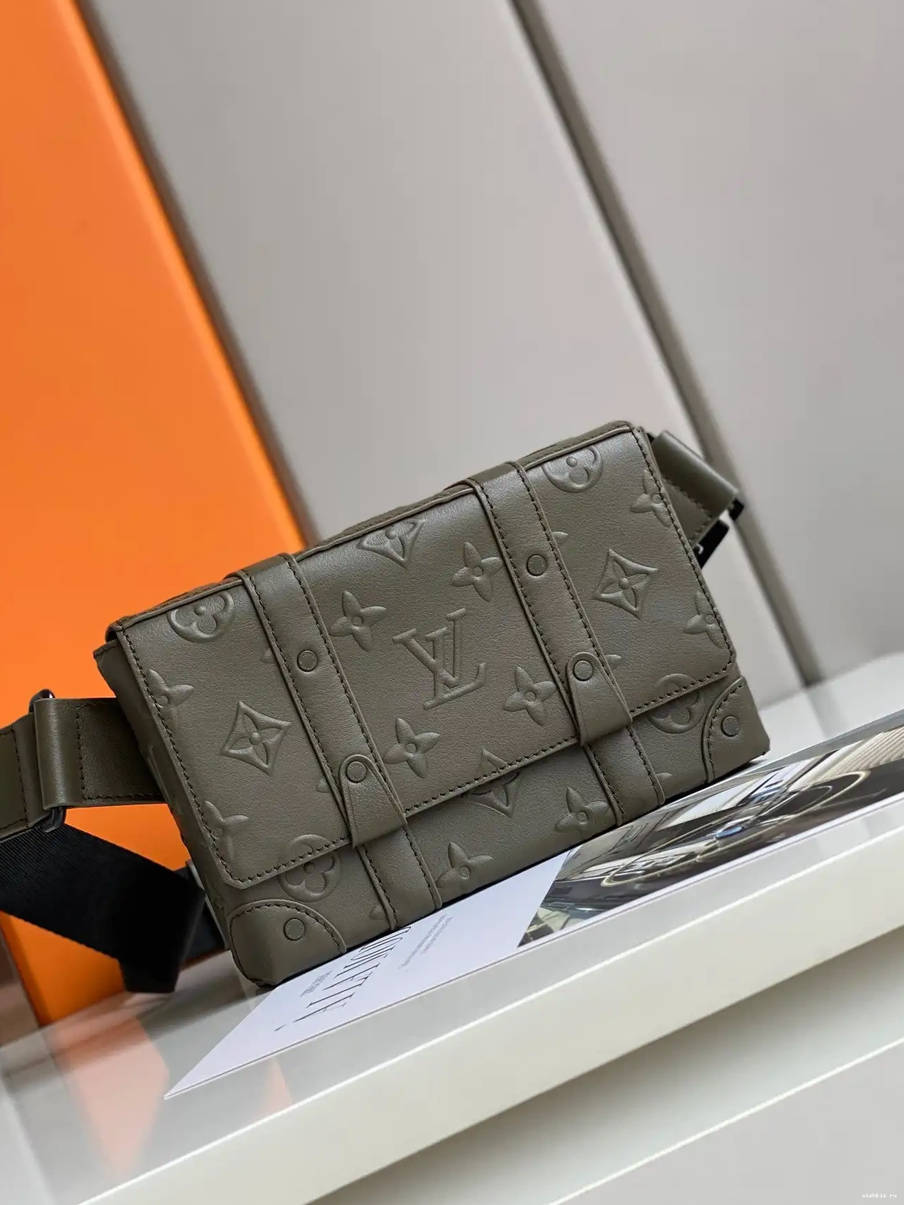WIS VUITTON LOUIS TRUNK SLINGBAG 0605